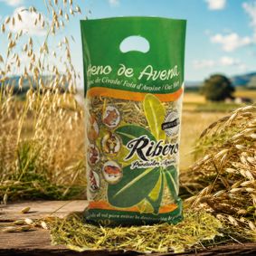 Foin d’avoine Ribero Sac de foin d’avoine Ribero pour lapins et rongeurs dans un champ d’avoine.
