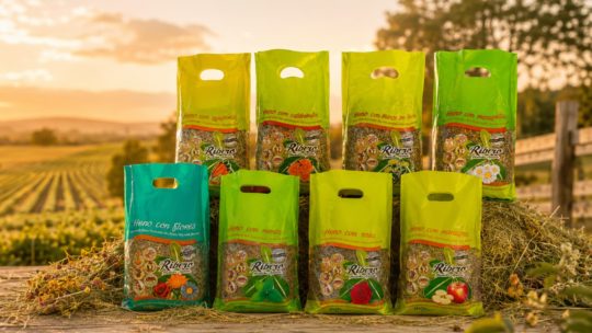 Feno de festuca com sabores para coelhos e pequenos roedores Feno de festuca com flores, frutas e legumes para coelhos e roedores