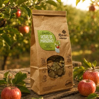 Hojas de manzano para conejos y roedores LEAVIX en un huerto con manzanas