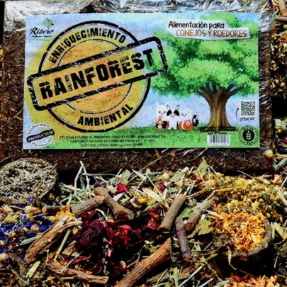 Rainforest: una experiencia de exploración natural Texto normal Rainforest ha sido creado para transformar el momento de comer en una experiencia de búsqueda y exploración. Su combinación de diferentes elementos vegetales permite incorporar aromas, sabores y texturas al entorno. Puede utilizarse en una zona de forrajeo, distribuirse entre el heno o servir para preparar pequeñas búsquedas de alimento. Porque algunas veces el premio no es únicamente encontrar algo que les gusta. También está en buscarlo. Texto botón DESCUBRIR RAINFOREST H3 Formas diferentes de presentar un pequeño capricho Texto normal El enriquecimiento también puede estar en la forma de presentar determinados alimentos complementarios. El Árbol de Flores, la Campana de Festuca, el Conejito de Flores y el Pastel Colorido Ribero combinan ingredientes vegetales con formatos que invitan al animal a acercarse, investigar, manipular y mordisquear. Son propuestas que permiten introducir ocasionalmente una experiencia distinta dentro de su rutina. Texto botón VER PROPUESTAS DE ENRIQUECIMIENTO ALIMENTARIO